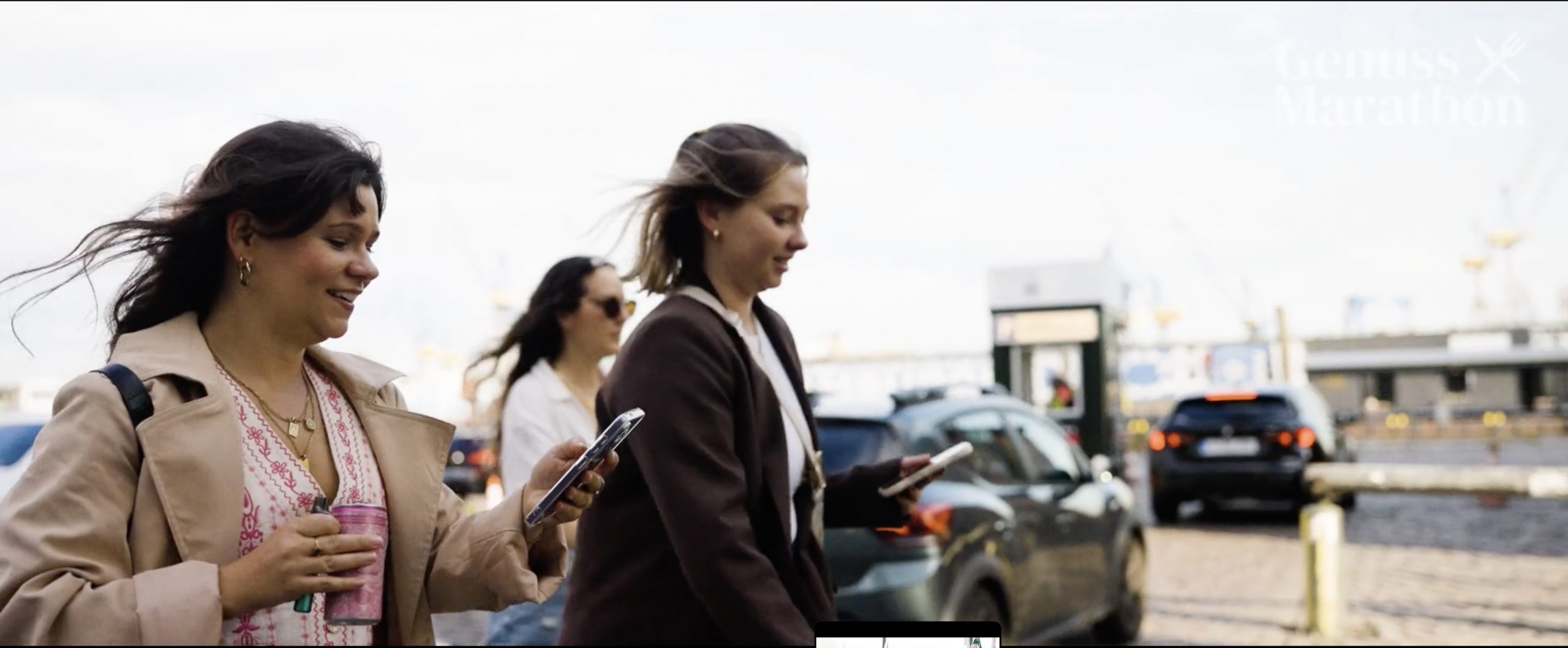 Outdoor Escape Game von Genussmarathon – Team mit Smartphone in der Stadt